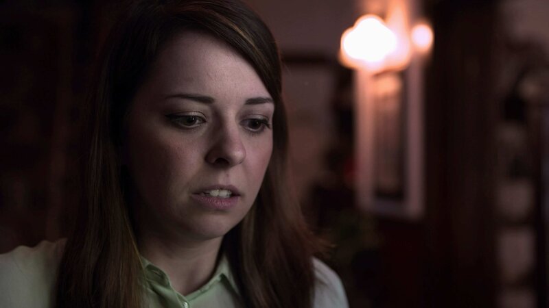 Verängstigte Frau – Bild: Crime + Investigation /​ abacus media