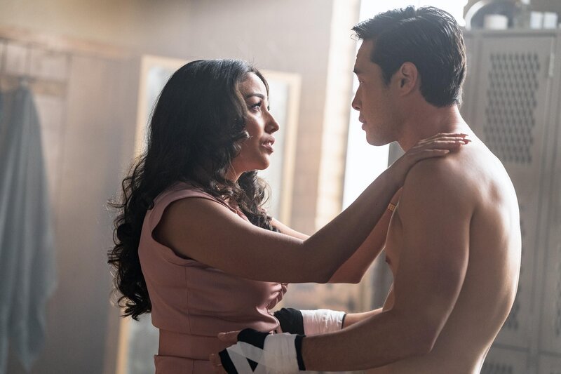 Angela (Danielle Larracuente, l.); Dr. Ben Song (Raymond Lee, r.) – Bild: Universal Television LLC. /​ Ron Batzdorff