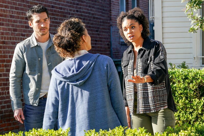 Station 19 Staffel 4 Folge 5: Aufklärendes Gespräch mit Travis Montgomery (Jay Hayden), Joyce (Sophina Brown), Victoria Hughes (Barrett Doss). – Bild: SRF/​ABC Studios /​ ORF/​Disney/​ABC/​Christopher Willard
