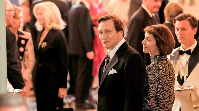 Traudl (Julia Koschitz, re.) begleitet ihren Mann Alfred Herrhausen (Oliver Masucci, Mitte) beim Gorbatschow-Staatsbesuch. – Bild: ORF/​ARD Degeto/​rbb/​hr/​swr/​Sperl Film/​Tom Trambow