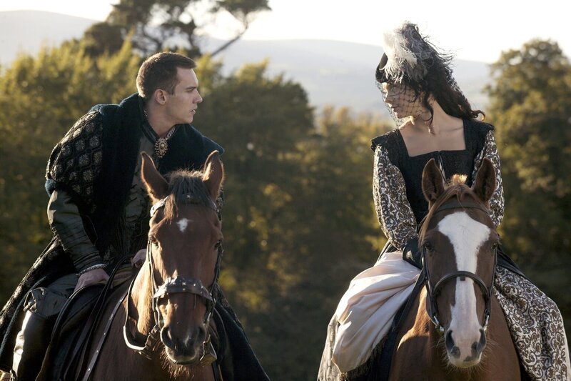 Jonathan Rhys Meyers als König Henry VIII. und Natalie Dormer als Anne Boleyn. – Bild: AXN White