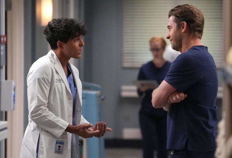 Muss sich erklären, v.li.: Niko Terho als Dr. Lucas Adams, Scott Speedman als Dr. Nick Marsh – Bild: 2025 Disney. All rights reserved. /​ Eric McCandless Lizenzbild frei