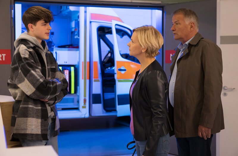 Kathrin Globisch (Andrea Kathrin Loewig, mi.) ist sauer auf Cosmo (Max Bär, li.), dass er ihre Tochter Hanna auf einer Party alleingelassen hat. Roland Heilmann (Thomas Rühmann, re.) hat Verständnis für seine Frau, die aus Sorge gerade etwas unfair zu Cosmo ist. – Bild: MDR/​Saxonia Media/​Rudolf Wernicke