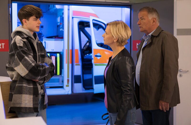 Kathrin Globisch (Andrea Kathrin Loewig, mi.) ist sauer auf Cosmo (Max Bär, li.), dass er ihre Tochter Hanna auf einer Party alleingelassen hat. Roland Heilmann (Thomas Rühmann, re.) hat Verständnis für seine Frau, die aus Sorge gerade etwas unfair zu Cosmo ist. – Bild: MDR/​Saxonia Media/​Rudolf Wernicke