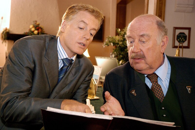 (v.li.): Albert Fortell (Felix Hofstätter), Hans Kraemmer (Josef Schimek). – Bild: ORF/​Hubert Mican