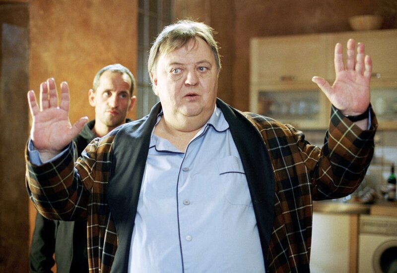 Gregor Ehrenberg (Dieter Pfaff) wird Opfer eines Überfalls. – Bild: HR/​ARD/​Marion von der Mehden