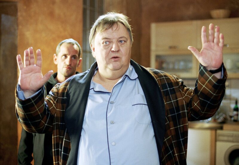 Gregor Ehrenberg (Dieter Pfaff) wird Opfer eines Überfalls. – Bild: HR/​ARD/​Marion von der Mehden