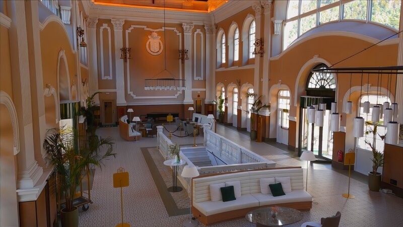 Die Hotelhalle des ehemaligen Bahnhofs Canfranc in den spanischen Pyrenäen. – Bild: ZDF und Windfall Films