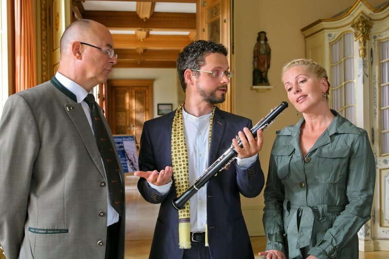 Mit Hilfe von Marie (Karin Thaler, r.) und Polizeidirektor Achtziger (Alexander Duda, l.) konnte die vom Zoll beschlagnahmte Oboe von Starmusiker Matthias Rogner (Stefan Puntigam, m.) zurückgeholt werden. – Bild: Christian A. Rieger