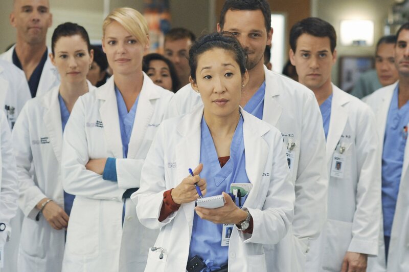 In der Klinik wartet etwas ganz Besonderes auf die Assistenzärzte (Chyler Leigh, 2.v.l., Katherine Heigl, 3.v.l., Sandra Oh, M., Justin Chambers, 3.v.r. und T.R. Knight, 2.v.r.): 12 Patienten sollen zur selben Zeit operiert werden. Darunter sind sechs kranke Patienten, die dringend eine neue Niere brauchen, und sechs Patienten, die ihre Niere für einen Fremden spenden. – Bild: American Broadcasting Companies, Inc. /​ Eric McCandless