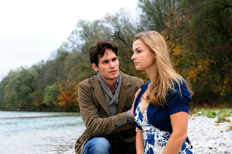Peter (Daniel Fünffrock, l.) findet die völlig unterkühlte Theresa (Ines Lutz, r.) am Fluss. – Bild: ARD/​Ann Paur