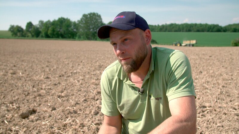Georg Mayerhofer bei der Soja-Aussaat. – Bild: NDR/​BR/​Michael Facchini