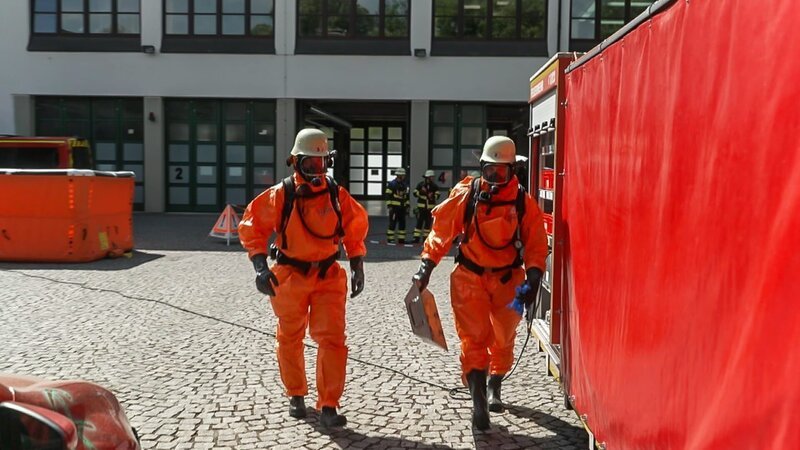 Firefighters in chemical protection suits during a drill – Bild: Warner Bros. Discovery, Inc. or its subsidiaries and affiliates. All rights reserved.
