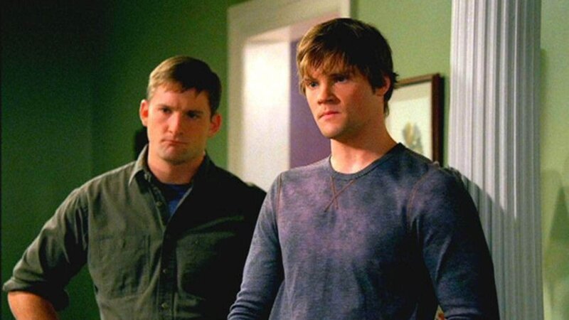 Die Schwester der beiden Brüder Chris (Turk Matthews, l.) und Kevin Hall (Teddy Dunn) wurde von drei Männern übelst zugerichtet. Haben sie die Täter erschossen, um sich an ihnen zu rächen? – Bild: TVNOW /​ CBS