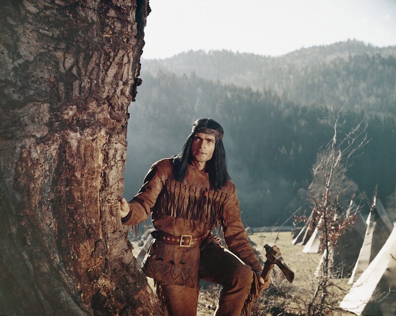 Chingachgook (Pierre Massimi) hat das Indianer-Lager entdeckt, in dem die Töchter des Obersten festgehalten werden. – Bild: ZDF/​Skocrowsky/​Deropa-Franco-London