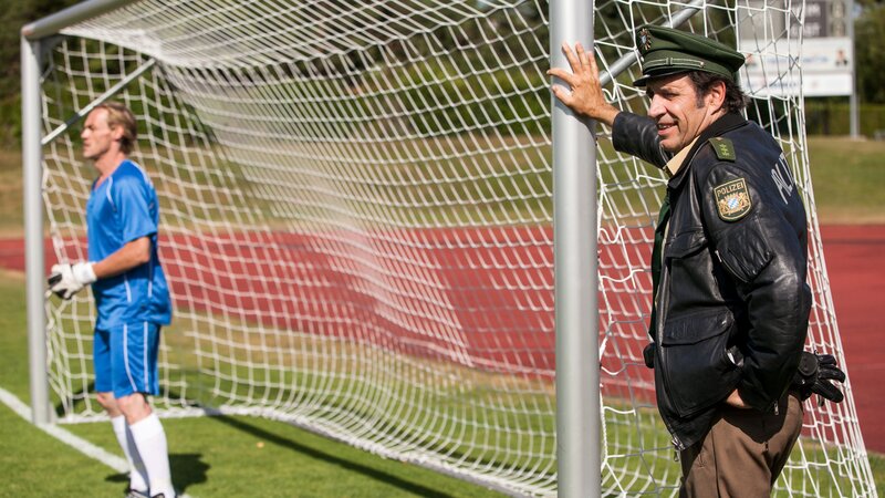On the right: Johannes Staller (Helmfried von Lüttichau) – Bild: Die Verwendung ist nur bei redak /​ Tele München /​ © TMG und Entertainment Factory