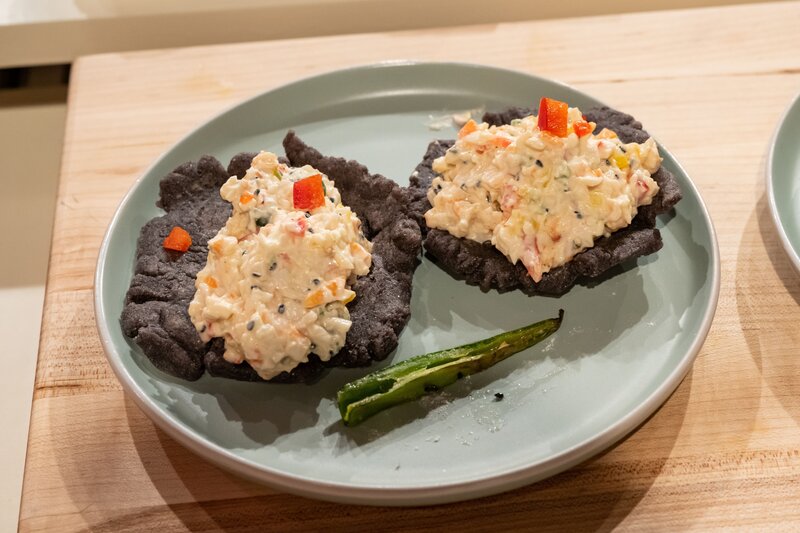 +++ Die Verwendung des sendungsbezogenen Materials ist nur mit dem Hinweis und Verlinkung auf RTL+ gestattet. +++ „Tampico“-Salat mit Surimi, Frischkäse und Chili auf knusprigen blauen Mais-Schiffchen 5,96 € – Bild: RTL