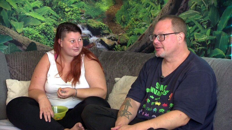 Für Christian (46) und Jenny (29) steht nach langjähriger Beziehung die Hochzeit an. Doch die Planungen gestalten sich schwieriger als gedacht: Den beiden Bürgergeld-Empfängern fehlt das nötige Geld. – Bild: RTLZWEI, Banijay Productions