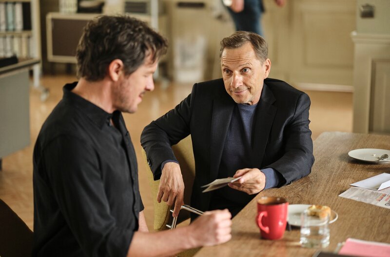 Weil Thorsten Lannert (Richy Müller, r.) etwas vorhat, überredet er Sebastian Bootz (Felix Klare) statt seiner zum Premierenevent ins Kino zu gehen und die Kriminalpolizei zu vertreten. – Bild: SWR Presse/​Bildkommunikation /​ SWR/​Benoît Linder