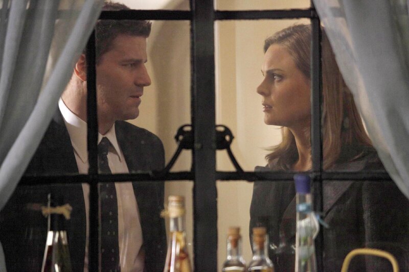 Brennan hat entdeckt, dass der Verstorbene nicht durch einen Unfall gestorben ist und will gemeinsam mit Booth herausfinden, wer für den Tod ihres Kollegen verantwortlich ist. – Bild: RTL /​ FOX