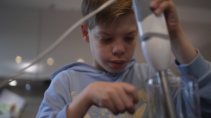 Bens nächstes Ziel: Ohne die Hilfe von Eltern und Zwillingsbruder für seine Familie kochen. In der Ergotherapie übt er die Abläufe für das selbst gekochte Essen. – Bild: ZDF und Tobias Liesche