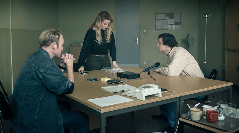 Bis die Wahrheit rauskommt: Kommissarin Rita Berg (Nina Gummich, Mitte) und ihr Kollege Jens Auer (Florian Karlheim, li.) befragen Jona Kepler (Thomas Prenn, re.). – Bild: ARD Degeto Film/​BR/​Westside Filmproduktion GmbH/​Arvid Uhlig