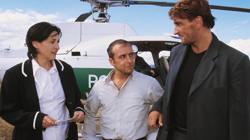 Andre (Mark Keller, re.), Semir (Erdogan Atalay) und ihre Chefin Anna Engelhardt (Charlotte Schwab) haben es mal wieder geschafft … – Bild: TVNOW