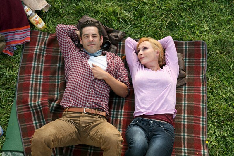 L-R: Sebastian (Tobias Oertel), Bella (Andrea Sawatzki) – Bild: Romance TV (DE) /​ ZDF /​ Volker Roloff