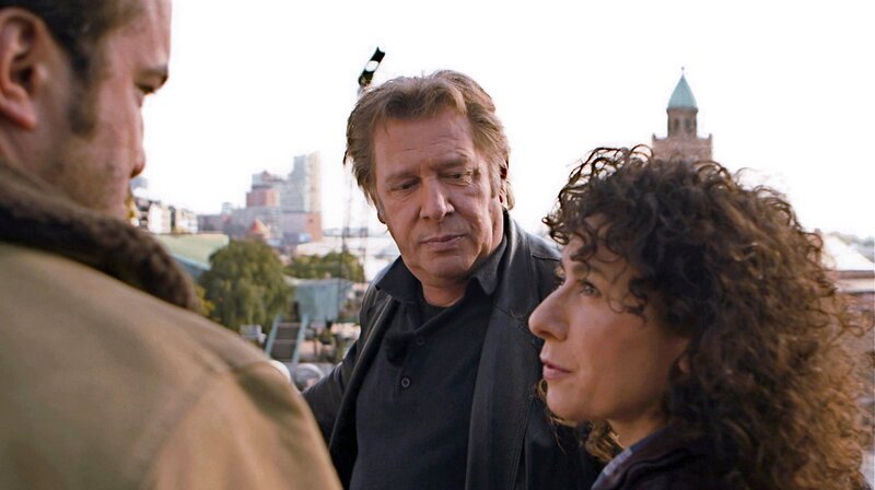 Jan Fedder, Maria Ketikidou und Jens Münchow bereiten sich an den Landungsbrücken auf den Dreh vor (2012). – Bild: NDR/Ulfert Becker Jan Fedder, Maria Ketikidou und Jens Münchow bereiten sich an den Landungsbrücken auf den Dreh vor (2012). – Bild: NDR/Ulfert Becker