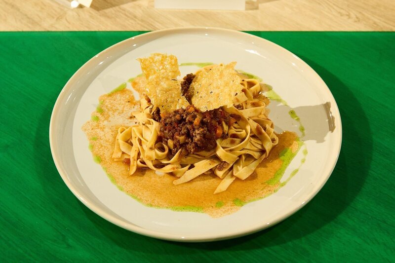 Tagesmotto „Kindheitserinnerungen“: Tagliatelle alla bolognese mit Basilikum-Öl von Mona Hemme-Stromeyer – Bild: ZDF und Gunnar Nicolaus