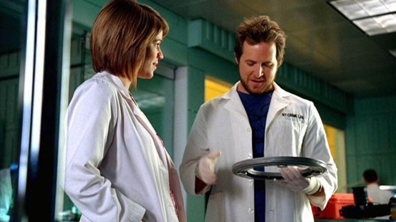 Im Labor zeigt Adam Ross (A. J. Buckley) Detective Lindsay Monroe (Anna Belknap) einen außergewöhnlichen Gegenstand, den sogenannten Satans Ring, mit dem ein Tresor geöffnet werden kann. – Bild: TVNOW /​ CBS