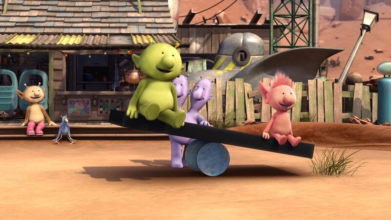 Die Freunde haben Spaß dabei, das schwarze rechteckige Ding als Wippe zu benutzen. – Bild: KiKA/​Snapper Productions/​Q Pootle 5 LTD