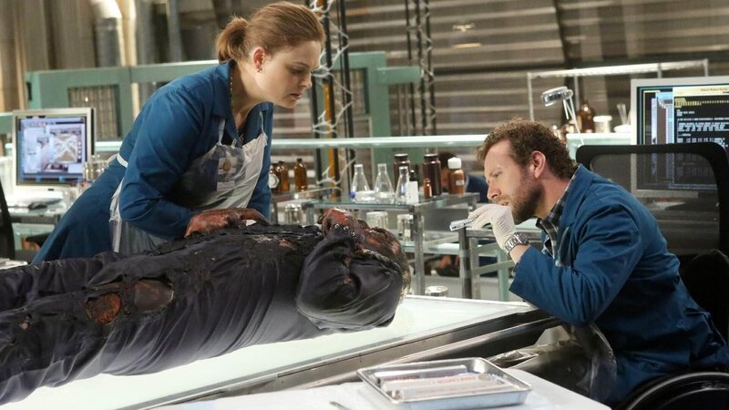 Brennan und Hodgins erkennen schnell, dass das neue Opfer die gleichen Merkmale aufweist, wie die beiden zuvor: Löcher in den Knochen, um es als Marionette aufzuhängen, kein vorhandenes Fleisch und gegerbte Haut. – Bild: TVNOW /​ FOX