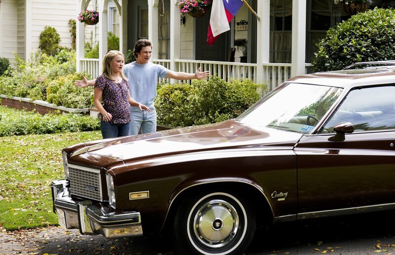 Mandy (Emily Osment, l.); Georgie Cooper (Montana Jordan, r.) – Bild: Warner Bros. Entertainment Inc. /​ Robert Voets