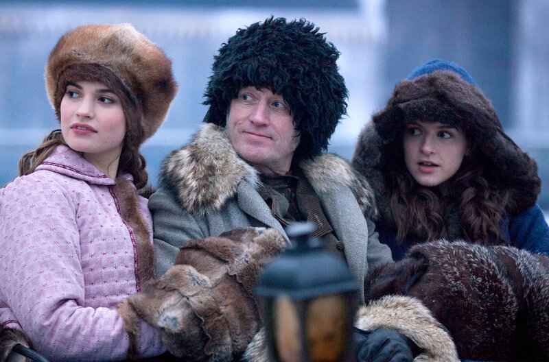 (v.l.n.r.) Natasha (Lily James), Count Rostov (Ade Edmonson), Sonya (Aisling Loftus) – Bild: WDR/​BBC
