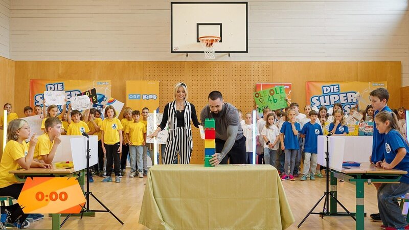 Fanny und Stefan mit einer schwierigen Merkaufgabe für die Teams. – Bild: ORF/Studio ungefiltert Fanny und Stefan mit einer schwierigen Merkaufgabe für die Teams. – Bild: ORF/Studio ungefiltert