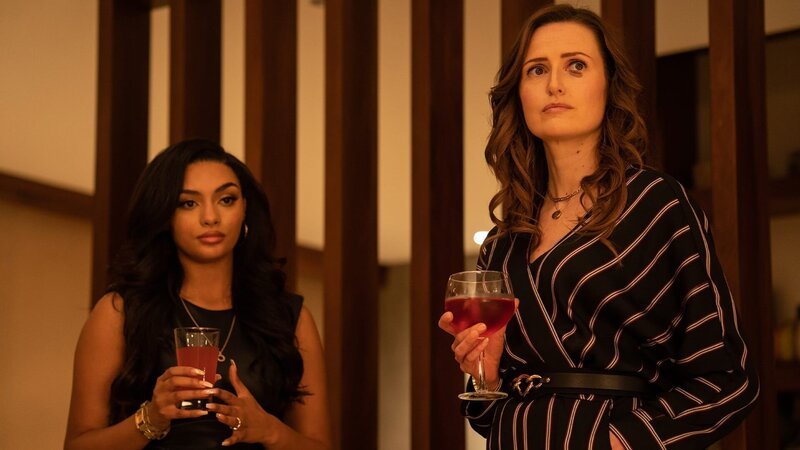 L-R: Nikita Murphy (Yasmin Seky), Amanda Kinsella (Clare Dunne) – Bild: KIN SERIES HOLDING UK LTD AND HEADLINE PICTURES (KIN) LIMITED