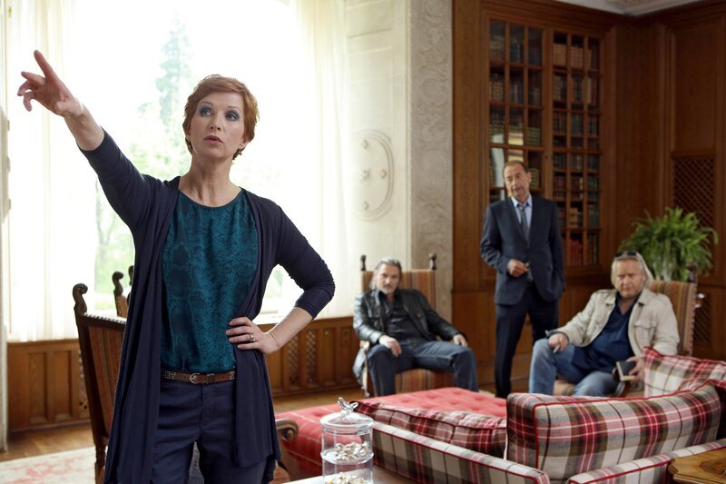 „Soko Donau“, „Mörderspiel.“ Sehr gegen seinen Willen nehmen Dirnberger und seine Frau Barbara an einem Mörderspiel in einer noblen Villa teil. Doch aus dem Spiel wird bitterer Ernst, als der Hausherr, der die „Leiche“ spielt, tatsächlich tot aufgefunden wird. Die skurrile Runde der Verdächtigen besteht aus Haushälterin, ihrem kurz vor der Priesterweihe stehendem Pflegesohn, einem befreundeten Politiker, der Sekretärin und ehemals Geliebten des Toten, seiner Krimi-schreibenden Ehefrau und seiner Tochter aus erster Ehe. Jeder von ihnen hätte einen guten Grund gehabt den Mord zu begehen. Doch auf was unsere Ermittler dann kommen, ist für alle überraschend.Im Bild (v.li.): Fanny Stavjanik (Barbara Dirnberger), Stefan Jürgens (Carl Ribarski), Dietrich Siegl (Otto Dirnberger), Gregor Seberg (Helmuth Nowak). – Bild: ORF/​SATEL-Film/​Petro Domenigg