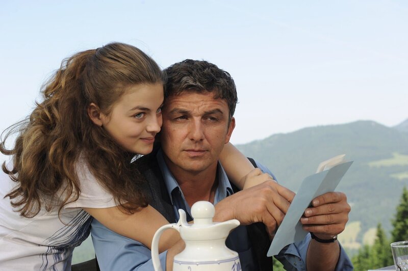 Martin (Hans Sigl, r.) verspricht, mit Lillis (Ronja Forcher, l.) Lehrerin zu sprechen. Seine Tochter bedankt sich ÂźberschwÂŠnglich. – Bild: ZDF und Thomas R. Schumann