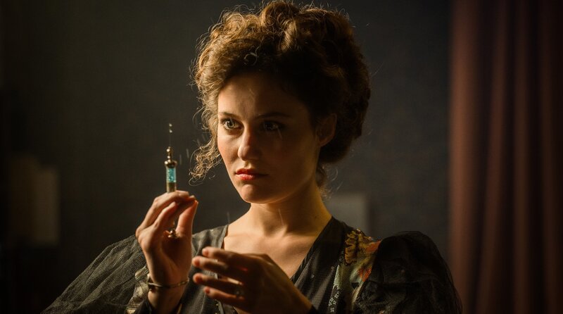 Von der Krankenschwester zur Spionin: Johanna Gabathuler (Dominique Devenport). – Bild: SRF/​ARD Degeto/​Amalia Film/​Contrast Film/​Letterbox Filmproduktion/​Pascal Mora