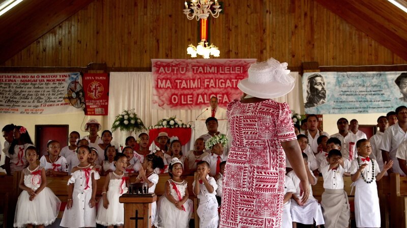 Den Kindern in Samoa ist ein eigener Feiertag gewidmet. Beim „White Sunday“ stehen sie im Mittelpunkt und erhalten Geschenke. Der Feiertag wurde einst von westlichen Missionaren eingeführt, die sich um die Seelen der Kinder im spät christianisierten Samoa sorgten. – Bild: NDR