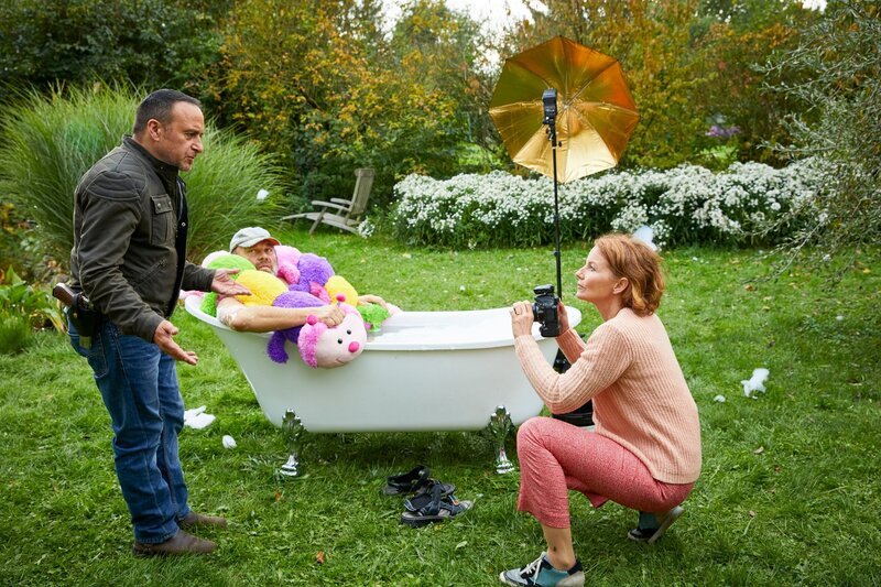 Semir (Erdogan Atalay, l.) und Andrea (Carina Wiese) haben den obdachlosen Sonderling Charles Zettelmaier (Waldemar Kobus) bei sich aufgenommen, weil er ihre Tochter gerettet hat. – Bild: MG RTL D /​ Guido Engels
