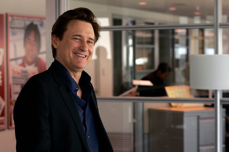 Ist Redakteur Kurt Moss (Bill Pullman) wirklich für das ‚Outing‘ eines bekannten Football-Stars verantwortlich? – Bild: Universal Network Television