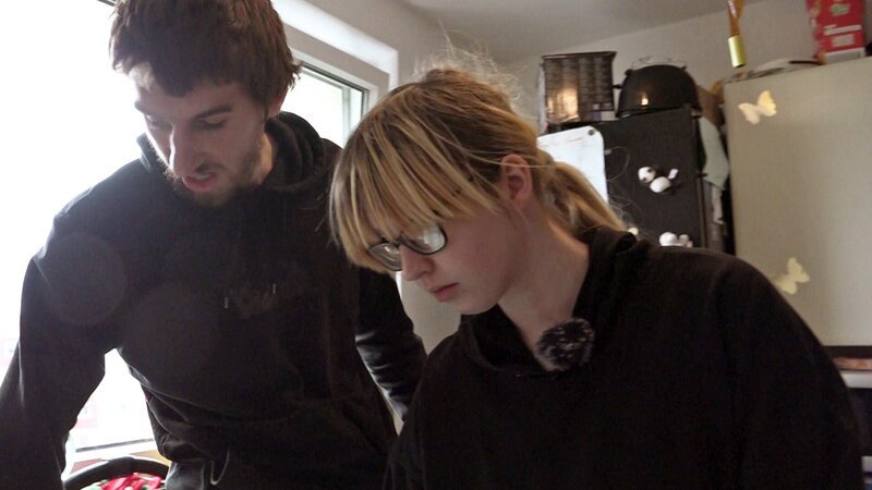 Jasmin und Maik bereiten sich auf Weihnachten vor. – Bild: RTLZWEI