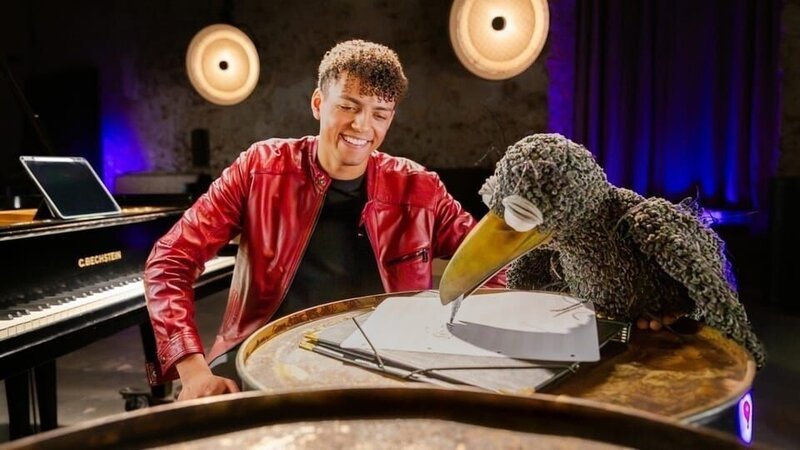 Louis Philippson kann am Flügel aus allen Noten ein Lied zaubern. Mal sehen, ob ihm das mit den Kritzel-Noten von Rudi (Lennart Morgenstern) auch gelingt. – Bild: ZDF/​Adam Kaiser-Lynch