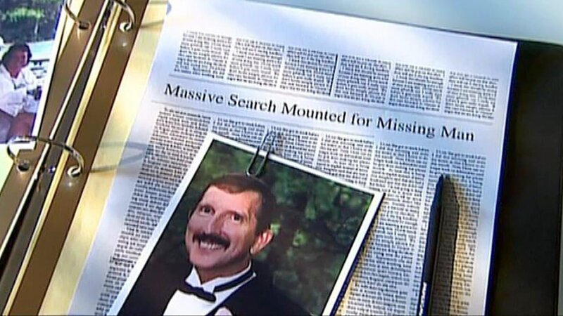 Leslie Wayne Harper wird von seiner Ehefrau als vermisst gemeldet. Kurze Zeit später wird seine Leiche in einem Waldstück gefunden. In seinem Kopf befindet sich eine tödliche Schusswunde … – Bild: RTL II