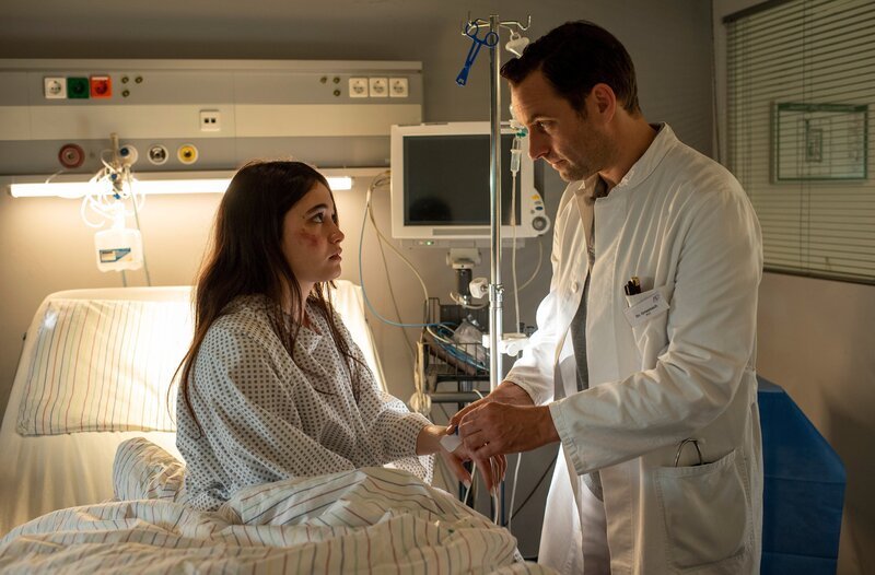 Gina (Derya Dilber, l.) versteht nicht, weshalb Prof. Thore Griesbach (Jonas Laux, r.) sie noch länger unter Beobachtung behalten will. – Bild: ARD/​Thorsten Jander