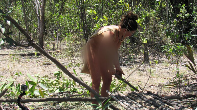 Dani building shelter. – Bild: Discovery Communications