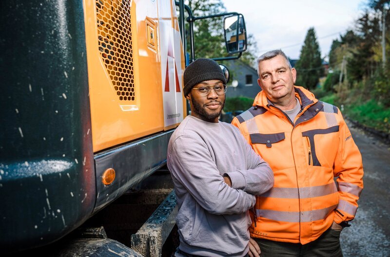 Sie sind Azubis und sie lieben ihren Job. Was wird sie diesmal auf den Baustellen erwarten? Oft wachsen die Auszubildenden über sich hinaus, manchmal geht auch alles schief. Zum Glück sind ihre Ausbilder, die Meister und Gesellen, eng an ihrer Seite. Und auch ihre Freunde und alle Familienmitglieder fiebern mit. – Azubi Kevin und Ausbilder Thorsten (r) – Bild: WDR/​Ben Knabe