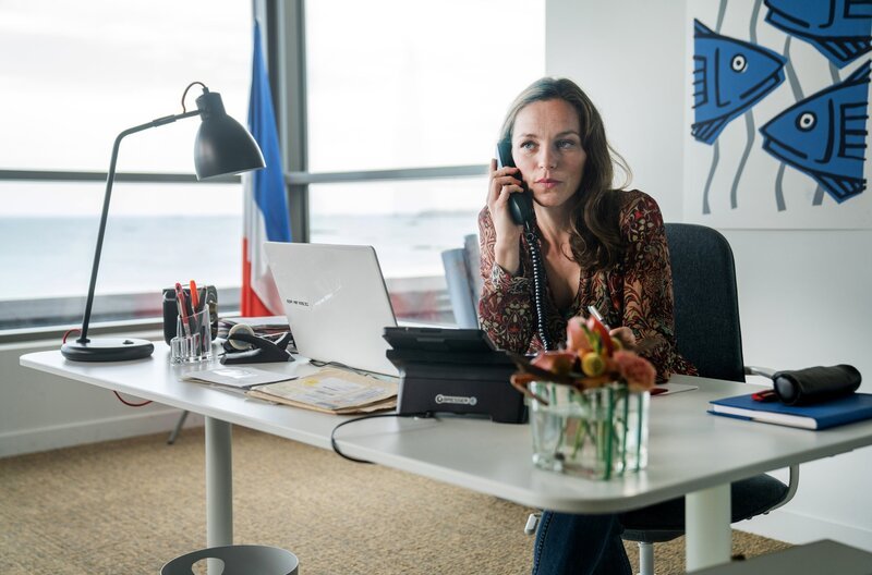 Assistentin Nolwenn (Franziska Wulf) im Bürodienst für Dupin. – Bild: ARD Degeto/​Wolfgang Ennenbach